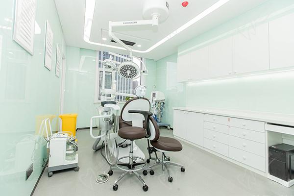 黄岛维乐口腔医院种植牙诊室