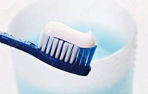 刷牙之前牙膏沾水好还是不沾水