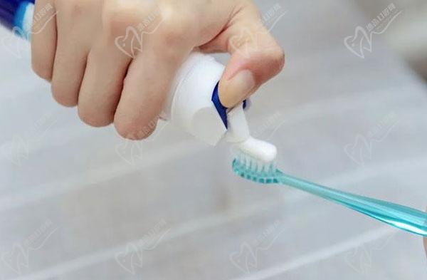 刷牙前要把牙刷打湿吗